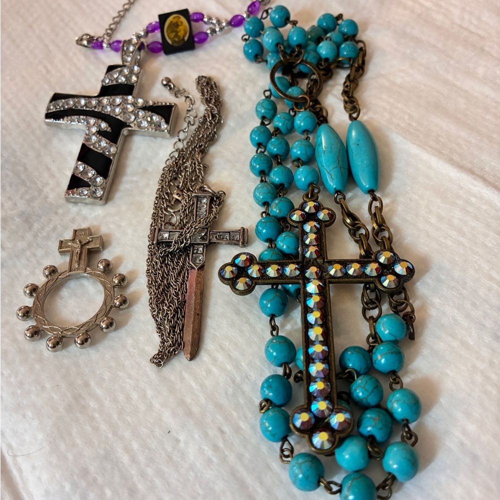 Mixed Charm, Pendants, Brooches, Keychain, Crosses & Religious Items - Picture 7 of 9